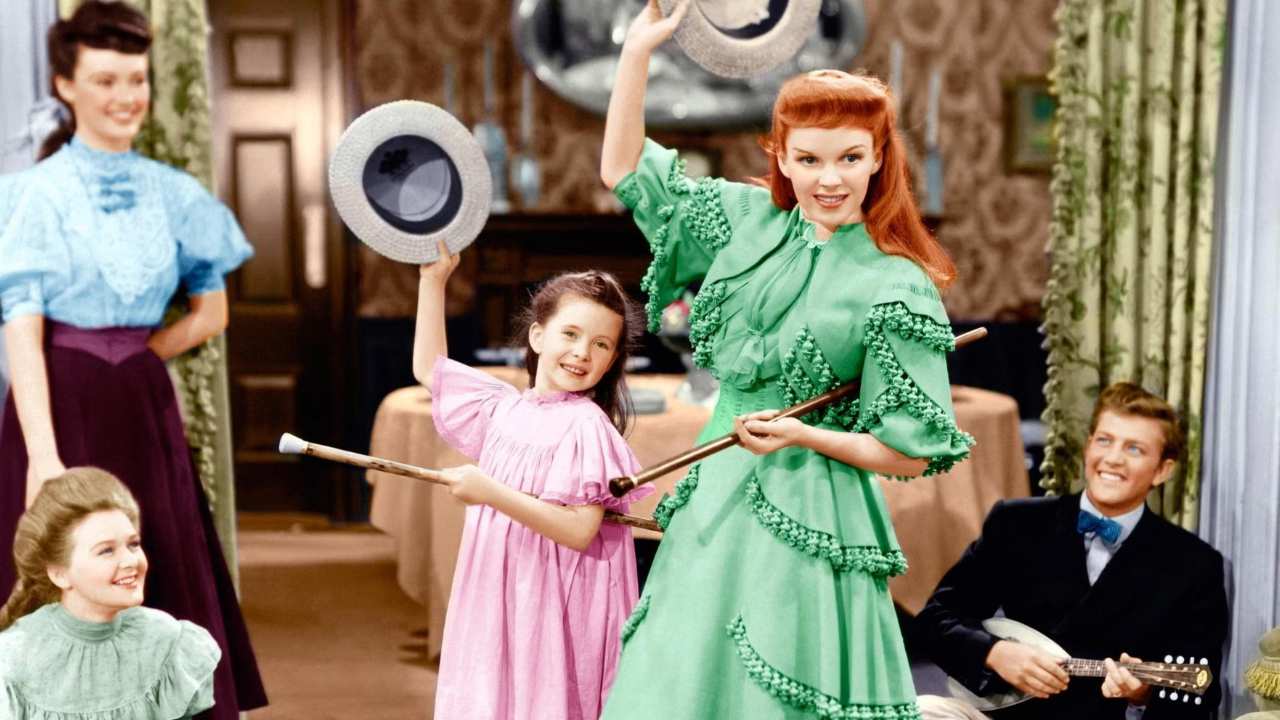 Judy Garland and a little girl dancing